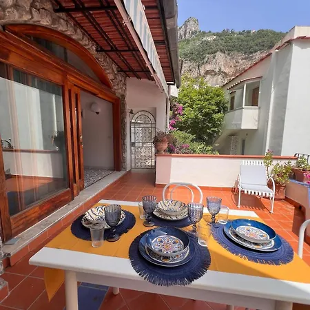 Casa Claudia - Positano Center - 5 Minutes To Beach - For 4 People, Ideally Located In The Heart Of Positano, With Terrace Apartmán