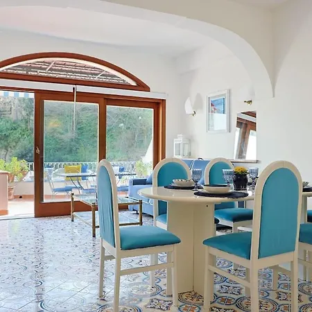 Casa Claudia - Positano Center - 5 Minutes To Beach - For 4 People, Ideally Located In The Heart Of Positano, With Terrace