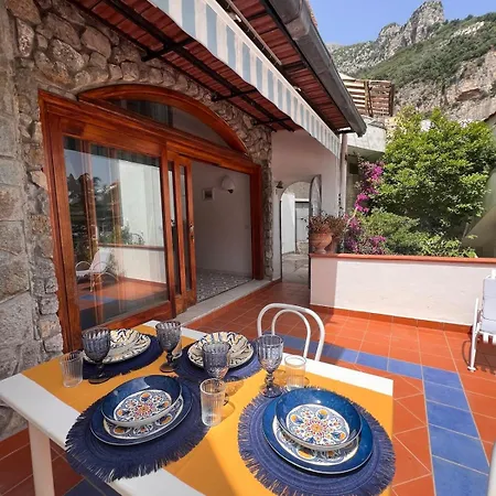 Casa Claudia - Positano Center - 5 Minutes To Beach - For 4 People, Ideally Located In The Heart Of Positano, With Terrace * Positano