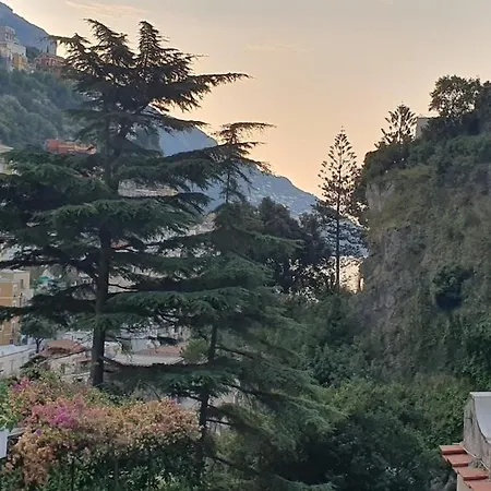 Casa Claudia - Center - 5 Minutes To - For 4 People, Ideally Located In The Heart Of Positano, With Terrace Apartment *
