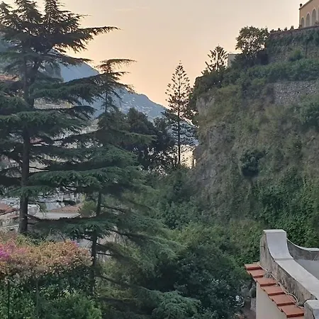 Apartment Casa Claudia - Center - 5 Minutes To - For 4 People, Ideally Located In The Heart Of Positano, With Terrace Positano
