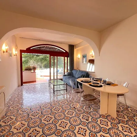 Apartmán Casa Claudia - Positano Center - 5 Minutes To Beach - For 4 People, Ideally Located In The Heart Of Positano, With Terrace *