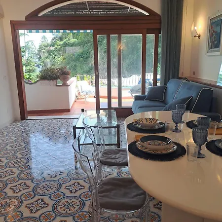 Casa Claudia - Positano Center - 5 Minutes To Beach - For 4 People, Ideally Located In The Heart Of Positano, With Terrace Apartmán