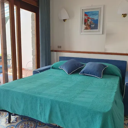 Casa Claudia - Positano Center - 5 Minutes To Beach - For 4 People, Ideally Located In The Heart Of Positano, With Terrace * Positano