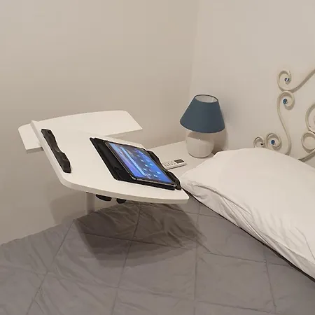 Casa Claudia - Positano Center - 5 Minutes To Beach - For 4 People, Ideally Located In The Heart Of Positano, With Terrace Apartmán