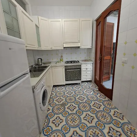 Casa Claudia - Positano Center - 5 Minutes To Beach - For 4 People, Ideally Located In The Heart Of Positano, With Terrace Positano