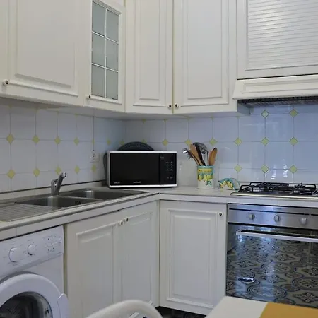 Casa Claudia - Positano Center - 5 Minutes To Beach - For 4 People, Ideally Located In The Heart Of Positano, With Terrace * Positano