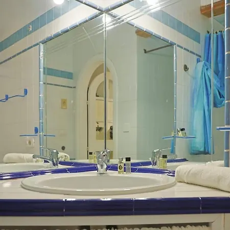 Casa Claudia - Positano Center - 5 Minutes To Beach - For 4 People, Ideally Located In The Heart Of Positano, With Terrace *